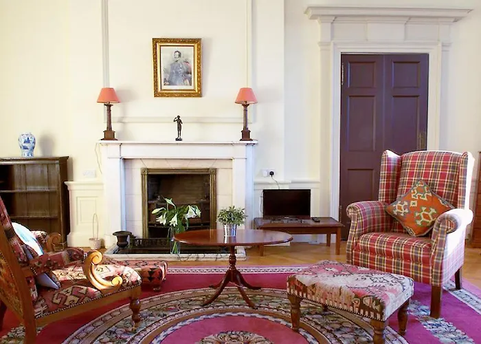 Spacious 2-Bedroom Georgian Edinburgh City Apartment