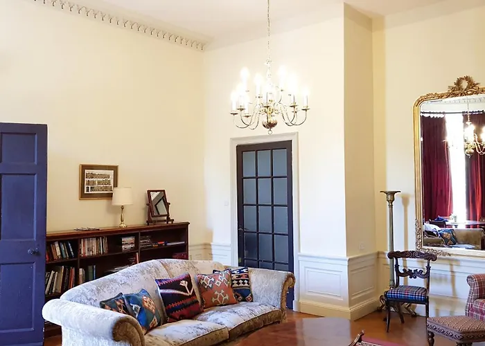 Spacious 2-Bedroom Georgian Edinburgh City Apartment